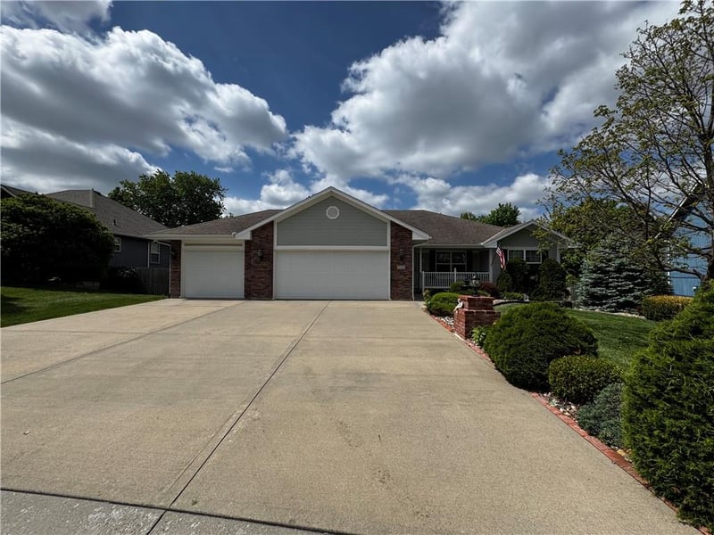 714 Ridge Crest Dr, Raymore, MO 64083