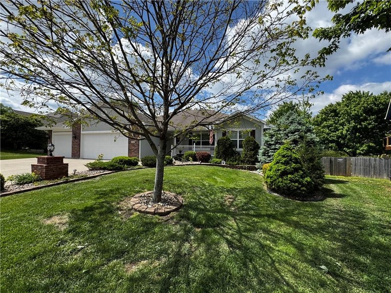 714 Ridge Crest Dr, Raymore, MO 64083
