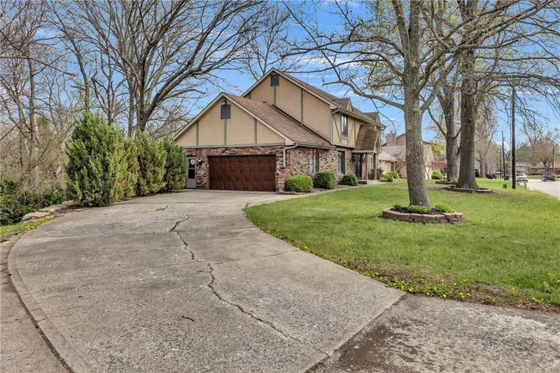2721 Trenchard Dr, Independence, MO 64057