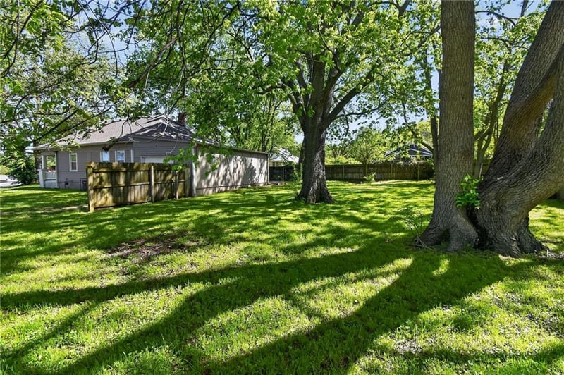 10143 Golf Ave, Independence, MO 64053