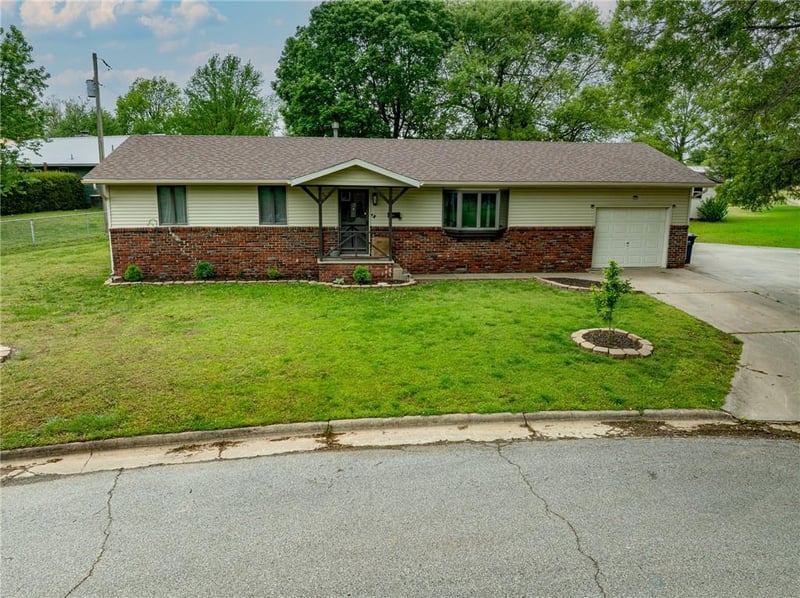 529 Sunset Cir, Columbus, KS 66725