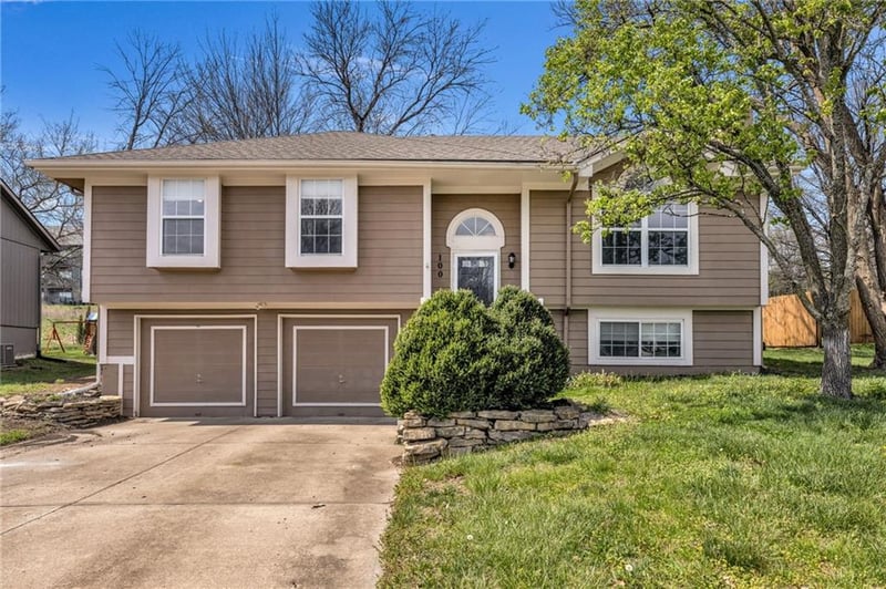 100 Darrowby Dr, Raymore, MO 64083