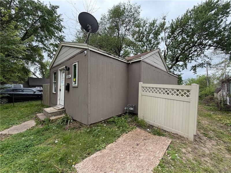 326 Cedar Ave, Independence, MO 64053