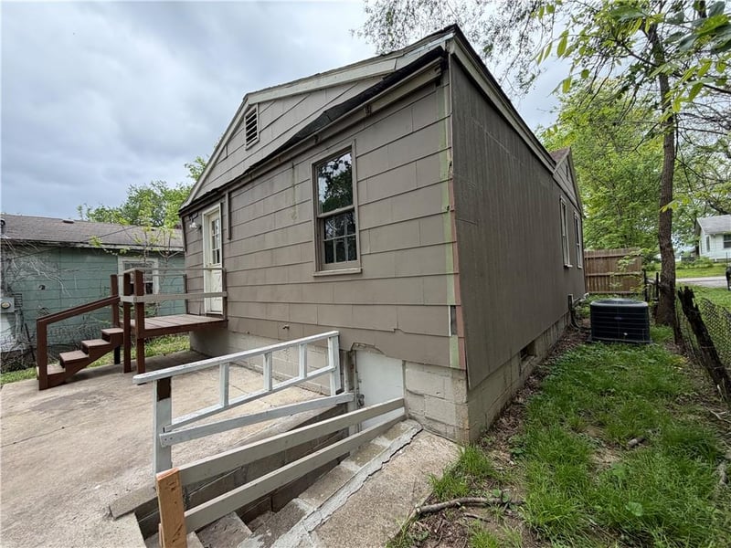 326 Cedar Ave, Independence, MO 64053