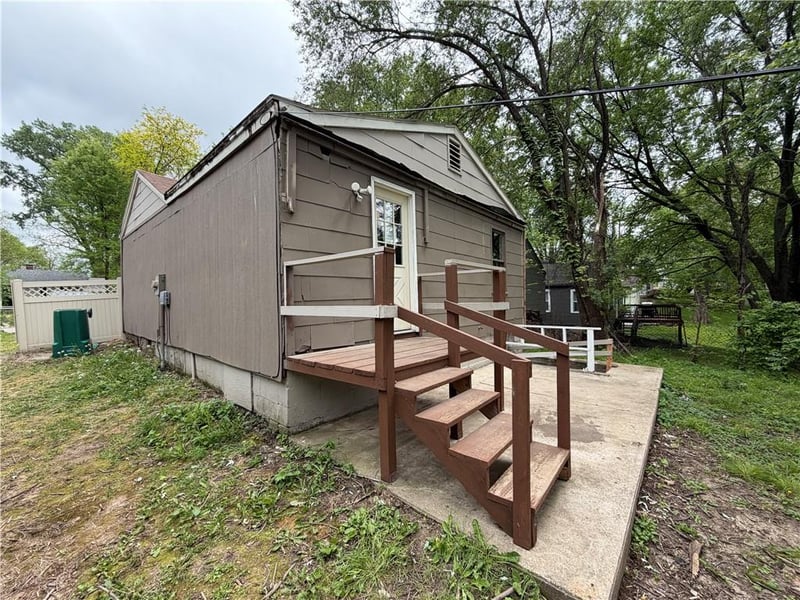 326 Cedar Ave, Independence, MO 64053