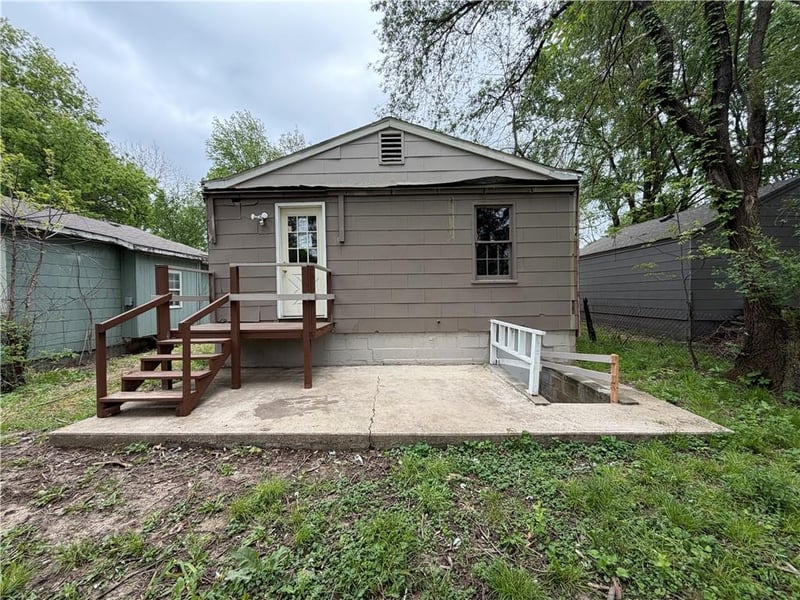 326 Cedar Ave, Independence, MO 64053