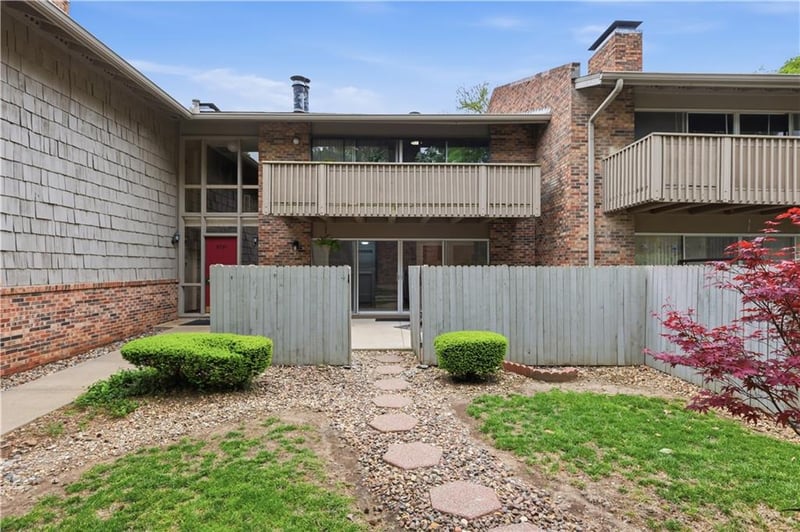 8730 Metcalf Ave #105, Overland Park, KS 66212