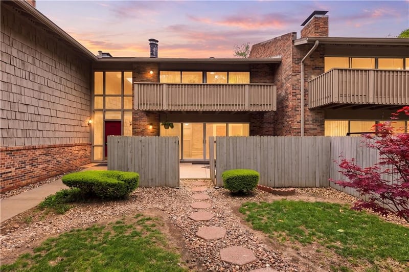 8730 Metcalf Ave #105, Overland Park, KS 66212