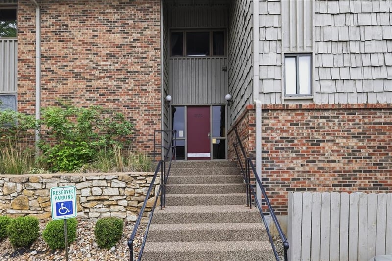 8730 Metcalf Ave #105, Overland Park, KS 66212