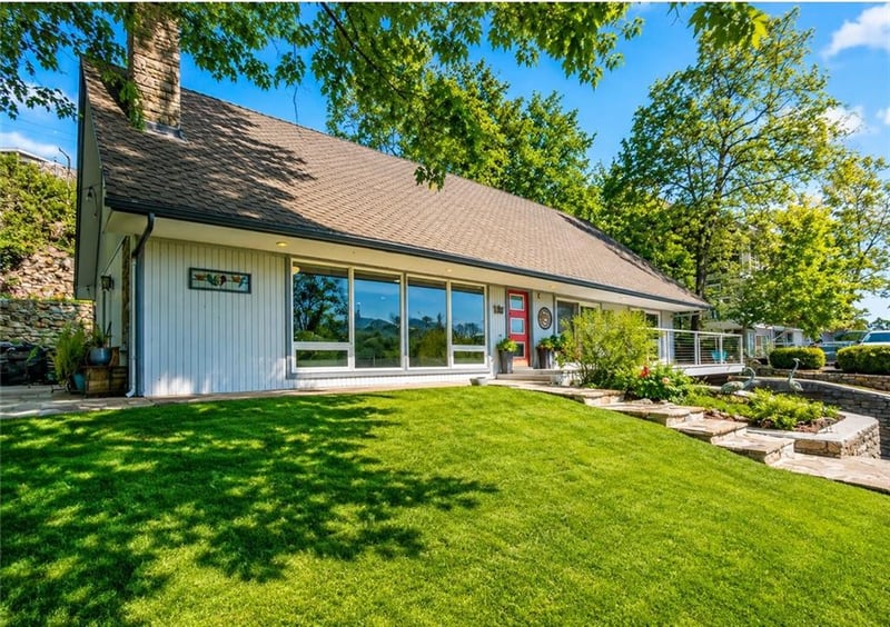 128 W Lakeshore Dr, Lake Quivira, KS 66217