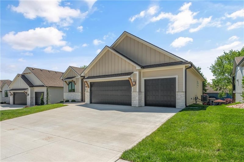 4316 Hideaway Dr, Lee's Summit, MO 64064