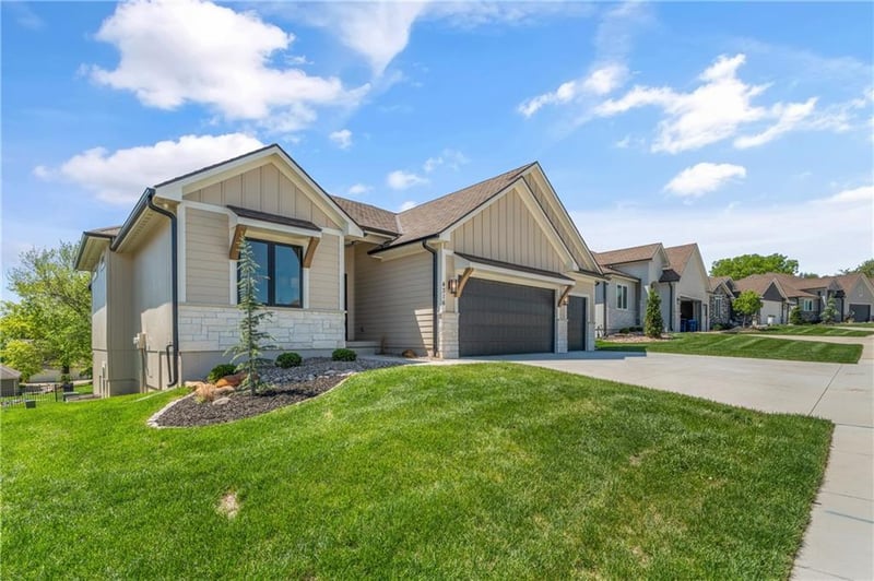 4316 Hideaway Dr, Lee's Summit, MO 64064