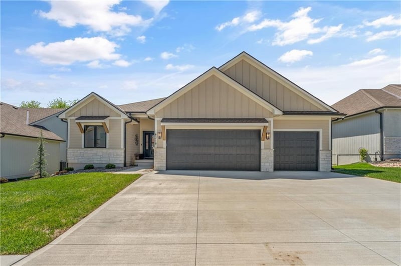 4316 Hideaway Dr, Lee's Summit, MO 64064
