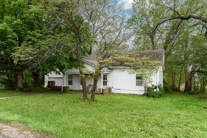 104 8th St, Tonganoxie, KS 66086