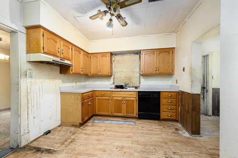 104 8th St, Tonganoxie, KS 66086