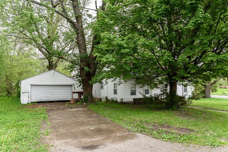 104 8th St, Tonganoxie, KS 66086