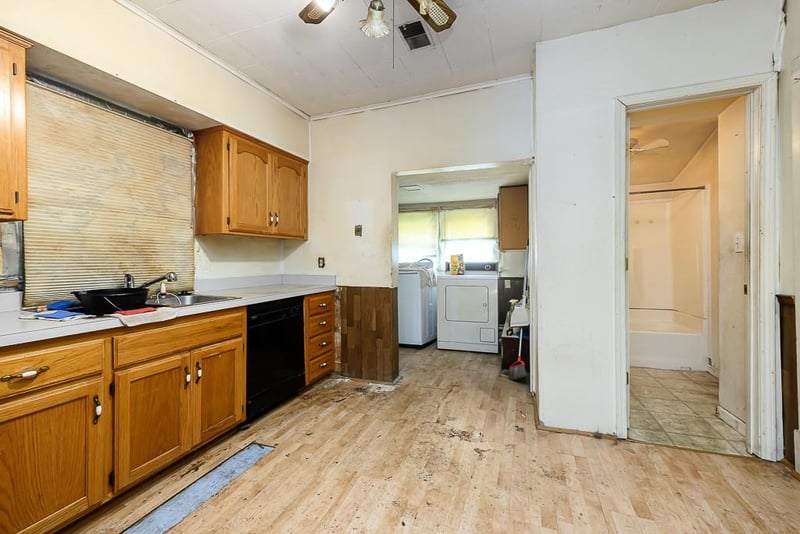 104 8th St, Tonganoxie, KS 66086