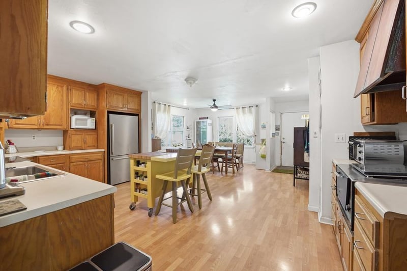 4100 Coventry Dr, Independence, MO 64055