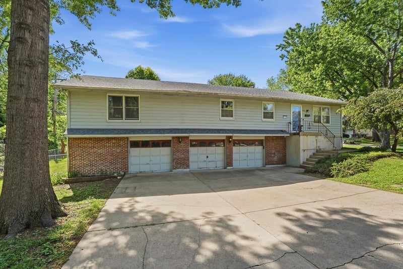 4100 Coventry Dr, Independence, MO 64055