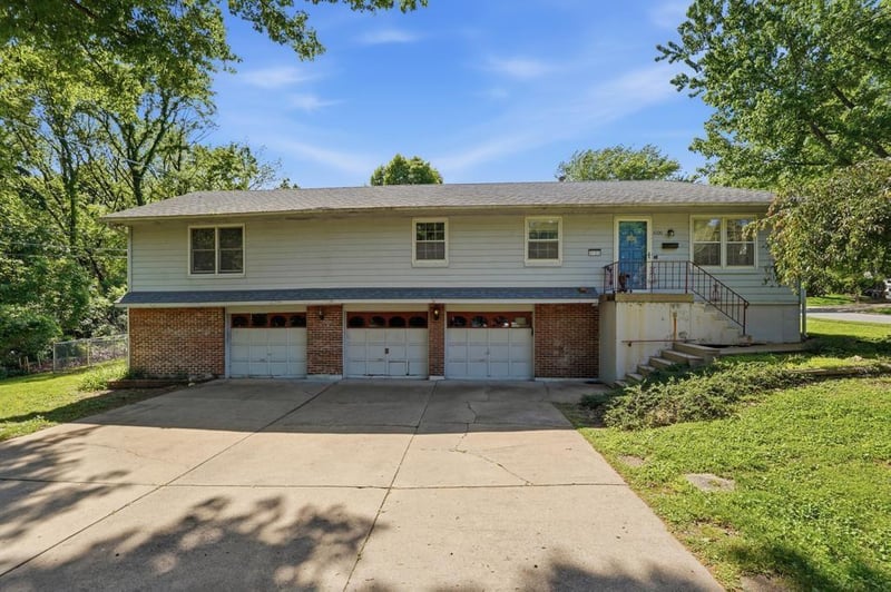 4100 Coventry Dr, Independence, MO 64055