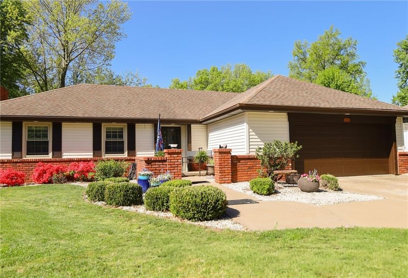 4824 Mockingbird Ln, St Joseph, MO 64506