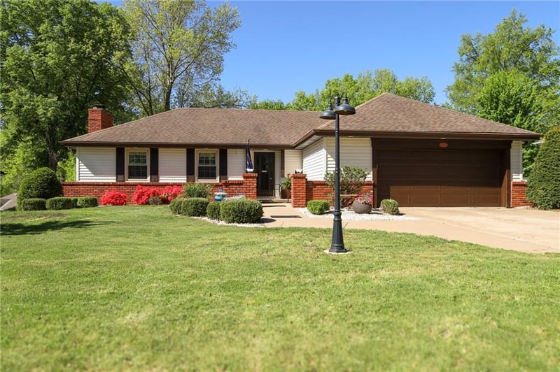 4824 Mockingbird Ln, St Joseph, MO 64506