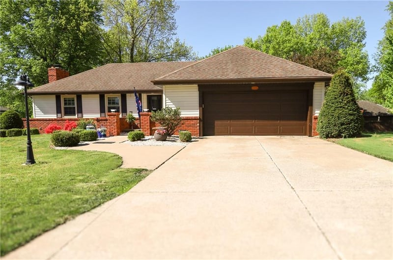 4824 Mockingbird Ln, St Joseph, MO 64506