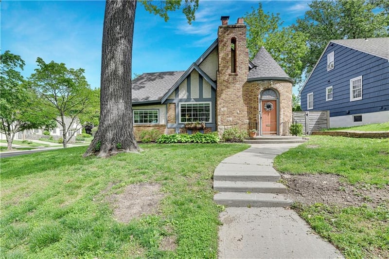 300 E Dartmouth Rd, Kansas City, MO 64113
