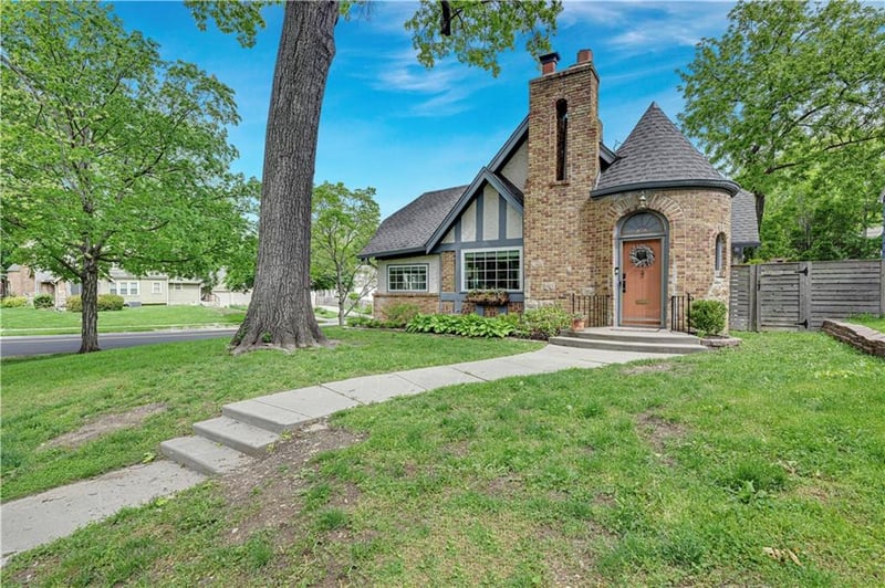 300 E Dartmouth Rd, Kansas City, MO 64113