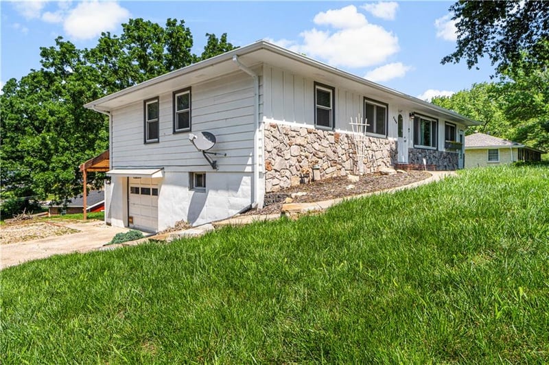 2800 Cedar Crest Ter, Independence, MO 64057