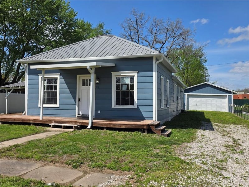 712 Market St, Lacygne, KS 66040