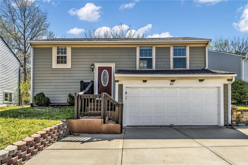 621 Bristol Ln, Olathe, KS 66061