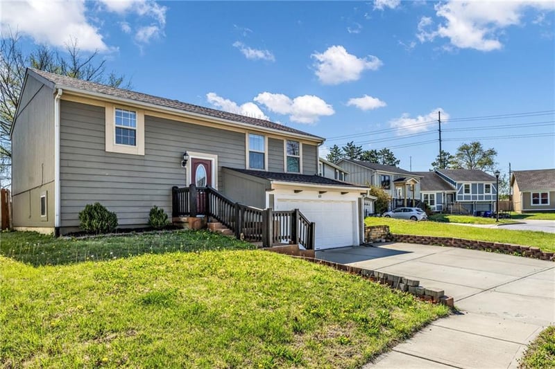 621 Bristol Ln, Olathe, KS 66061