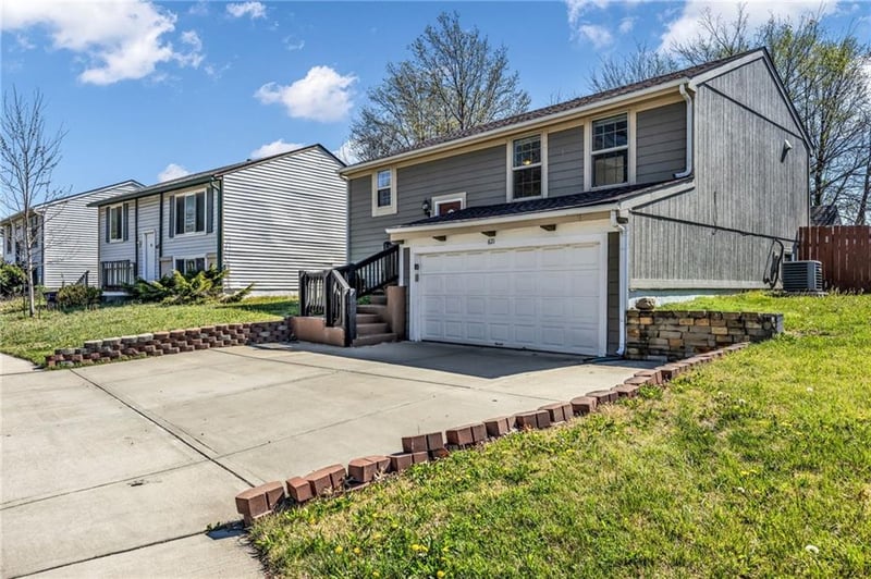 621 Bristol Ln, Olathe, KS 66061