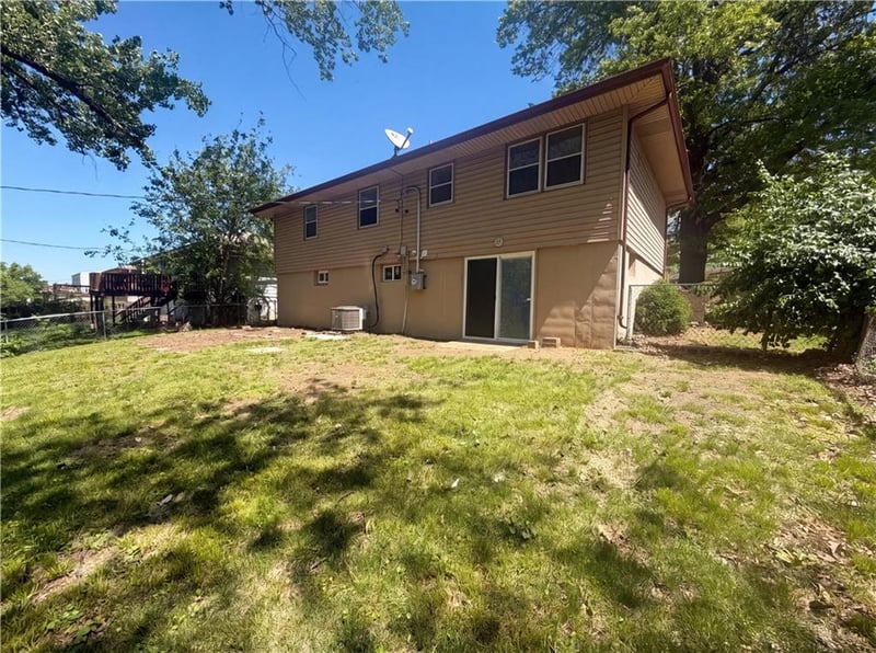 9716 Hardesty Ave, Kansas City, MO 64137