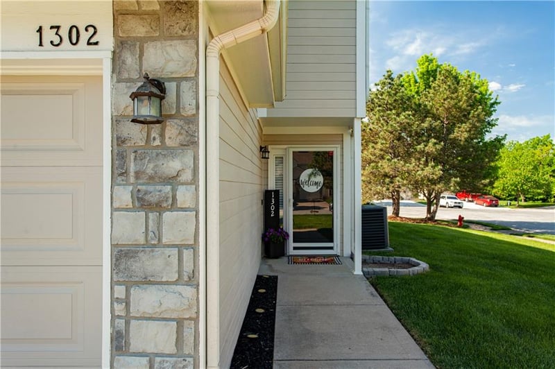 1302 Hidden Ridge Cir, Blue Springs, MO 64015