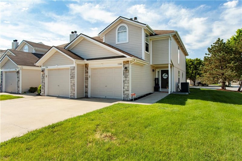 1302 Hidden Ridge Cir, Blue Springs, MO 64015