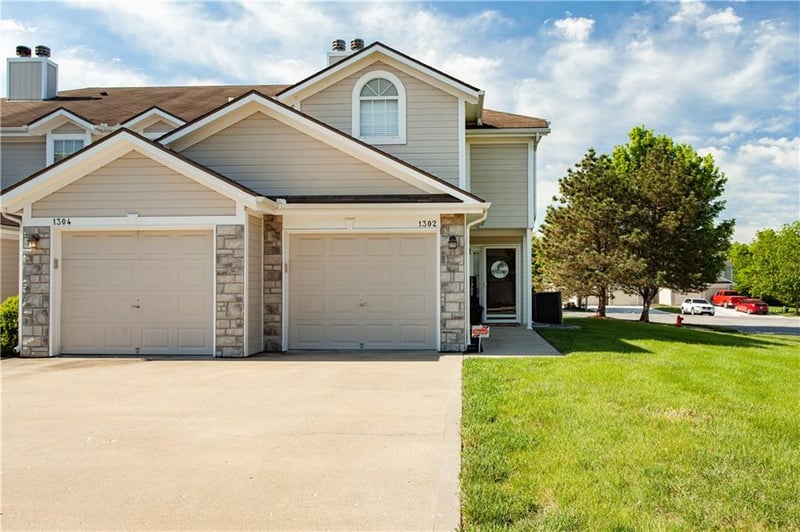 1302 Hidden Ridge Cir, Blue Springs, MO 64015