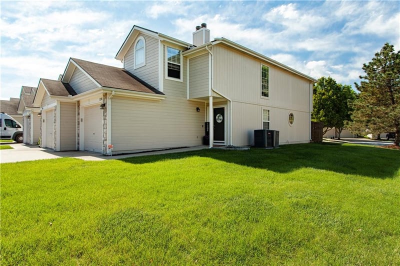 1302 Hidden Ridge Cir, Blue Springs, MO 64015