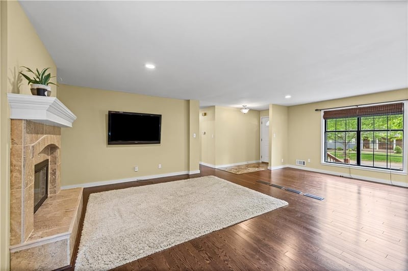 3609 Chapel Dr, Lee's Summit, MO 64064