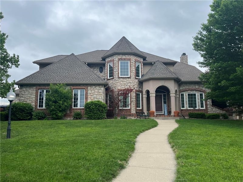 6905 Charleston Dr, Kansas City, MO 64119