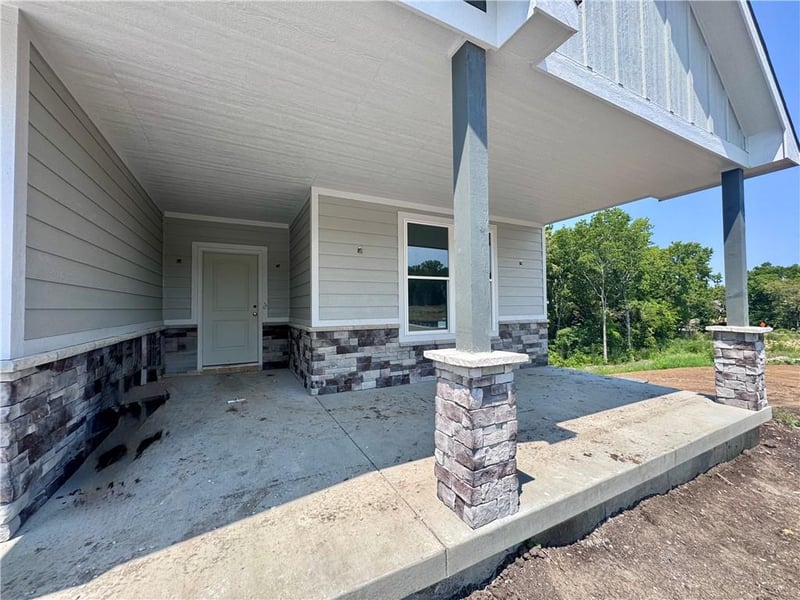 8638 Eagle Creek Dr, De Soto, KS 66018