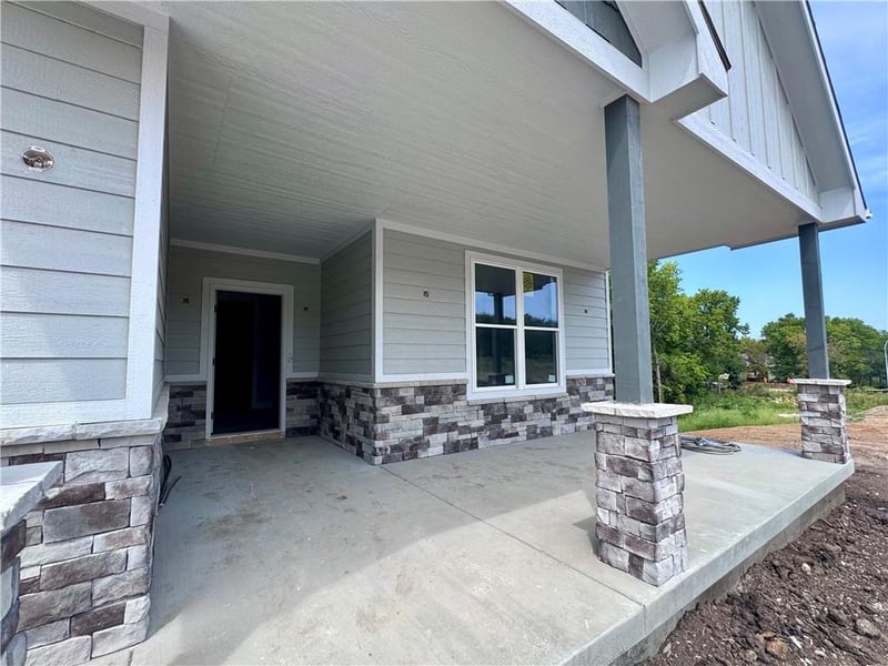 8638 Eagle Creek Dr, De Soto, KS 66018