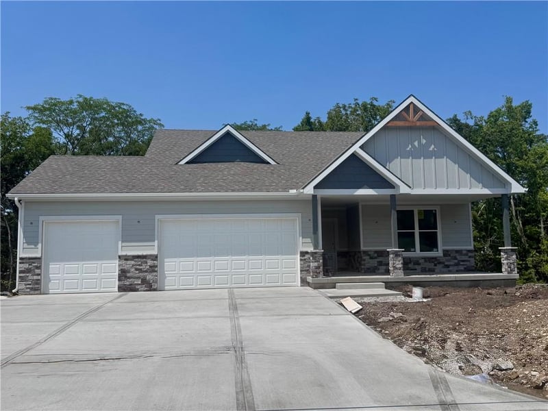 8638 Eagle Creek Dr, De Soto, KS 66018