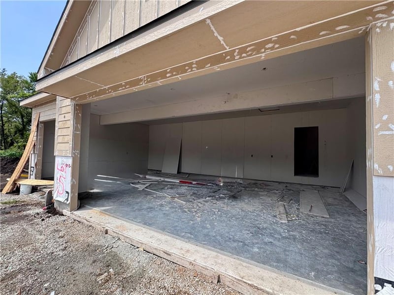 8646 Eagle Creek Dr, De Soto, KS 66018