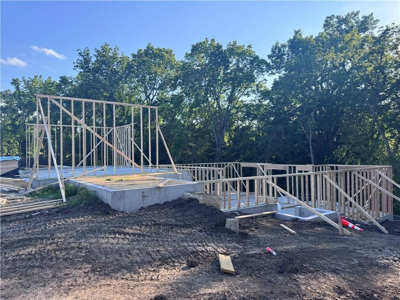 8646 Eagle Creek Dr, De Soto, KS 66018