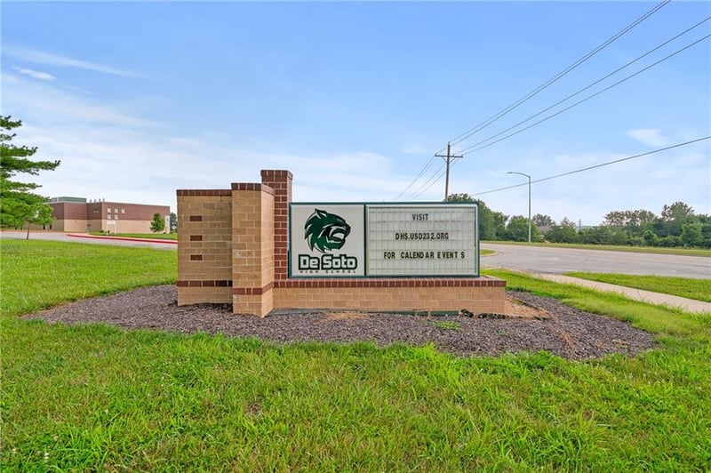 8646 Eagle Creek Dr, De Soto, KS 66018