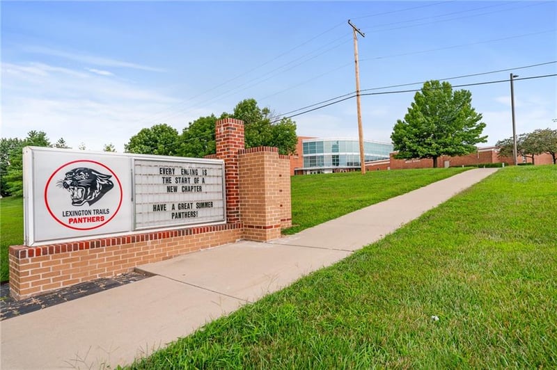 8646 Eagle Creek Dr, De Soto, KS 66018
