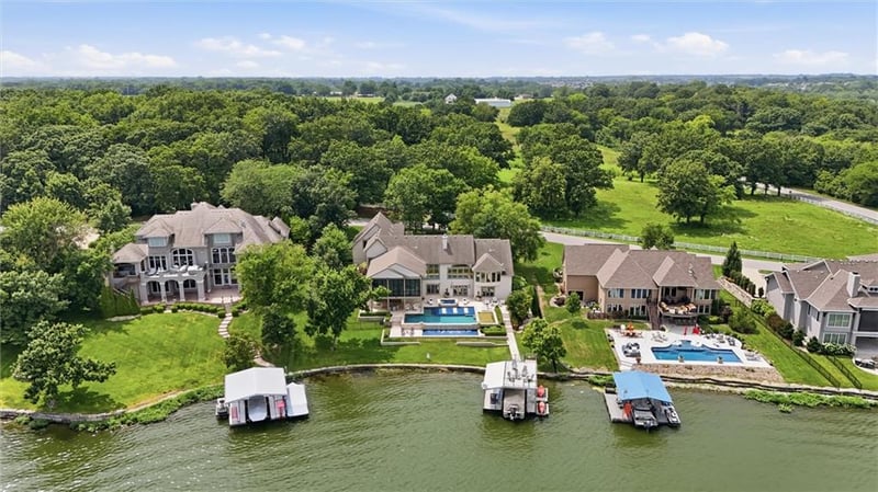206 South Shore Dr, Lake Winnebago, MO 64034