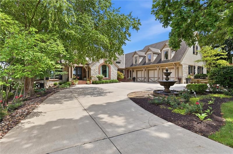 206 South Shore Dr, Lake Winnebago, MO 64034